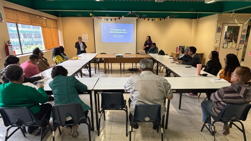 Se imparte la conferencia “Trastornos del Neurodesarrollo en la adolescencia” a docentes del Plantel Miguel Hidalgo “Carmen Serdán”